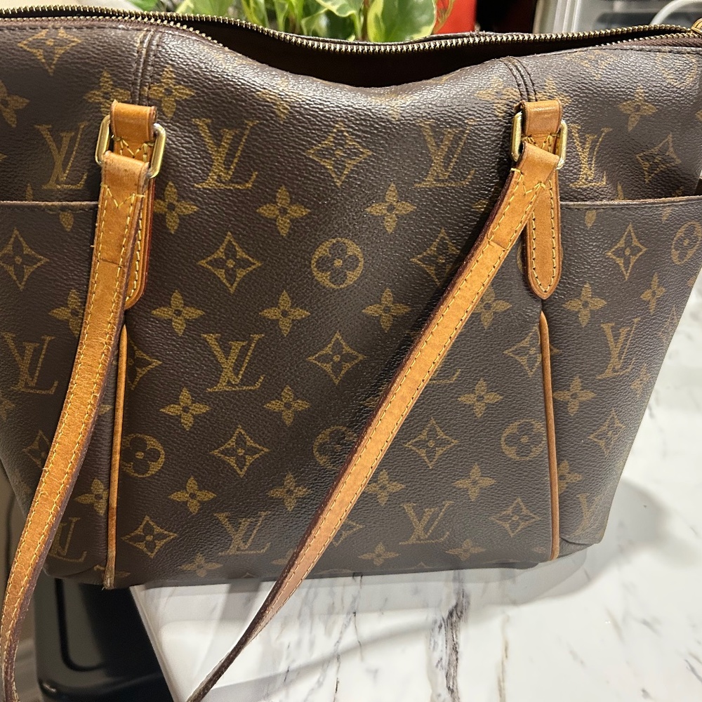Authentic purse - Picture 1 of 9